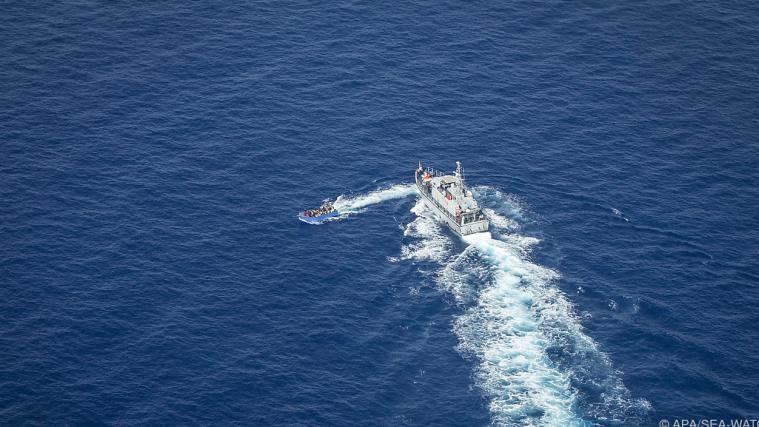 Sea-Watch-Boot und Schiff der libyschen Küstenwache.
