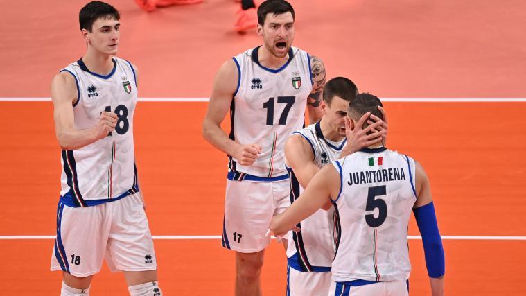 Simone Giannelli (2. von rechts) steht mit Italien im Viertelfinale.