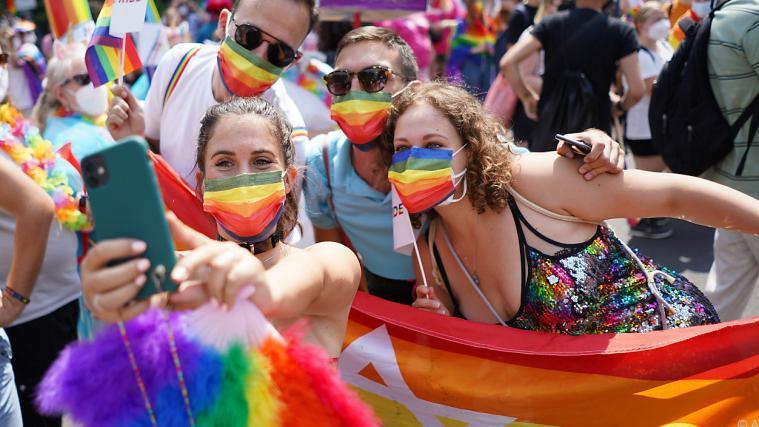 Viele Feiernde trugen Mund-Nasen-Schutz in Regenbogenfarben.