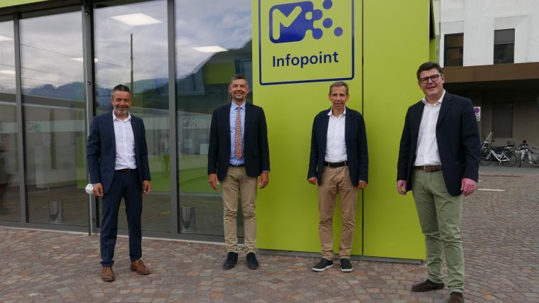 von links: STA-Direktor Joachim Dejaco und Mobilitätslandesrat Daniel Alfreider mit dem neuen STA-Präsidenten Martin Fill und dem scheidenden STA-Präsidenten Martin Ausserdorfer.