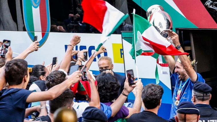 Vor dem Mannschaftshotel: Giorgio Chiellini präsentiert den Fans den Pokal.