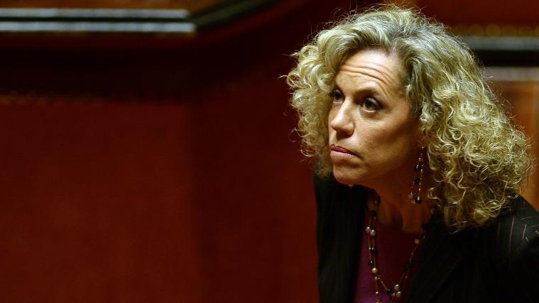 Auf dem Bauernhof von Senatorin Monica Cirinnà und ihrem Ehemann, dem Bürgermeister der Gemeinde Fiumicino, ist eine große Summe Bargeld in einer Hundehütte gefunden worden.