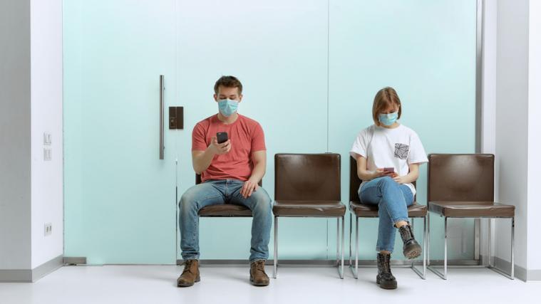 Bitte (wieder länger) warten: Weil nicht geimpfte Angestellte in den Spitälern nicht mehr arbeiten dürfen, rechnen die Leiter der Gesundheitsbezirke auch mit längeren Wartezeiten.