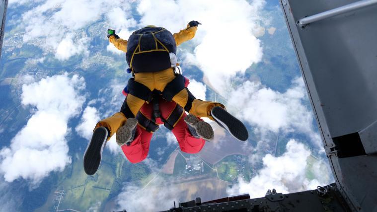 Der 35-jährige Fallschirmlehrer starb noch am Unfallort. (Symbolbild)