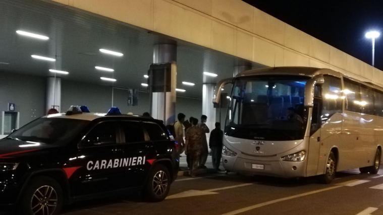 Der letzte Evakuierungsflug mit italienischen und afghanischen Passagieren an Bord ist am Flughafen Fiumicino in Rom angekommen.