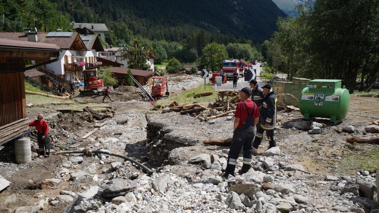 Der Reihe nach richten Unwetter in diesem Sommer auch in Südtirol enorme Schäden an. Wer richtig versichert ist, kann zumindest den finanziellen Schaden in Grenzen halten (im Bild Aufräumarbeiten nach dem jüngsten Unwetter in Pflersch).