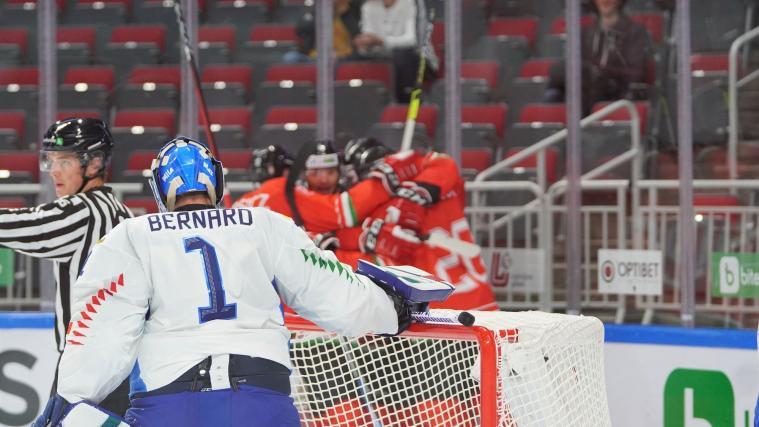 Ein Bild mit Symbolcharakter: Italiens Goalie Andreas Bernard senkt den Kopf, Ungarn jubelt.