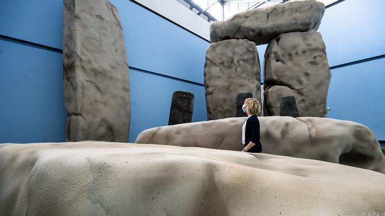 Eine Mitarbeiterin des LWL-Museums erkundet den Stonehenge-Nachbau.
