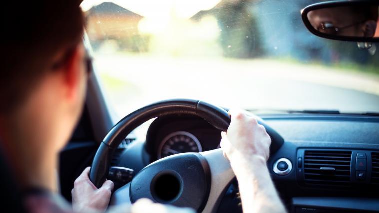 Eine zu „lässige“ Haltung beim Autofahren kann Gift für den Rücken sein.