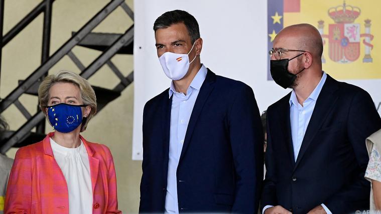 EU-Spietzen Von der Leyen und Michel mit Spaniens Premier Sánchez.