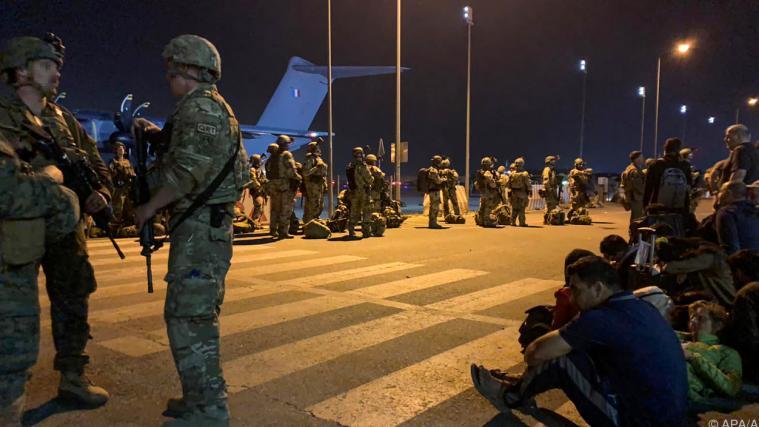 Frankreich flog weitere Menschen aus Kabul aus.