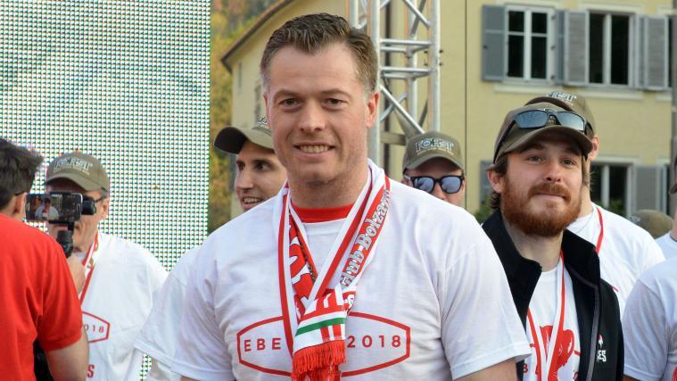 Großer Moment: HC Bozen-Kapitän Alexander Egger bei der Meisterfeier 2018.
