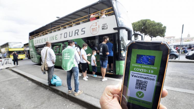 In Fernbussen und weiteren Transportmitteln wird der Green Pass zur Pflicht.