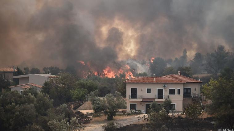 In Griechenland wüten weiter zahlreiche große Waldbrände.