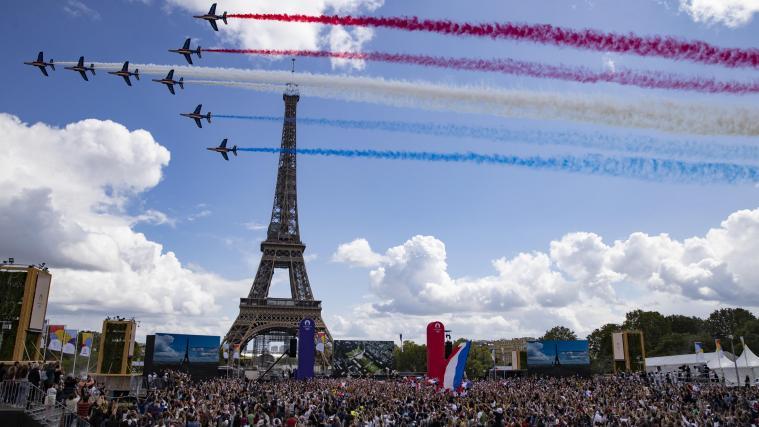 In Paris wurde die Übergabe der Olympischen Fahne mitgefeiert.
