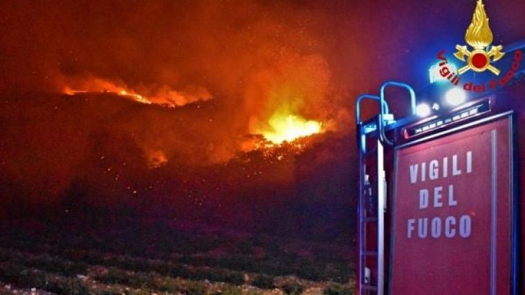 In Sizilien wüten heftige Brände. 2 Brandstifter wurden festgenommen.