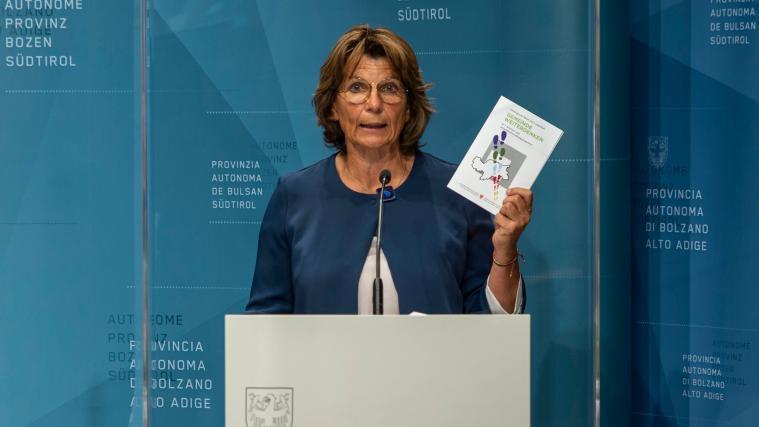 Landesrätin Maria Hochgruber Kuenzer zeigt den Technischen Leitfaden.