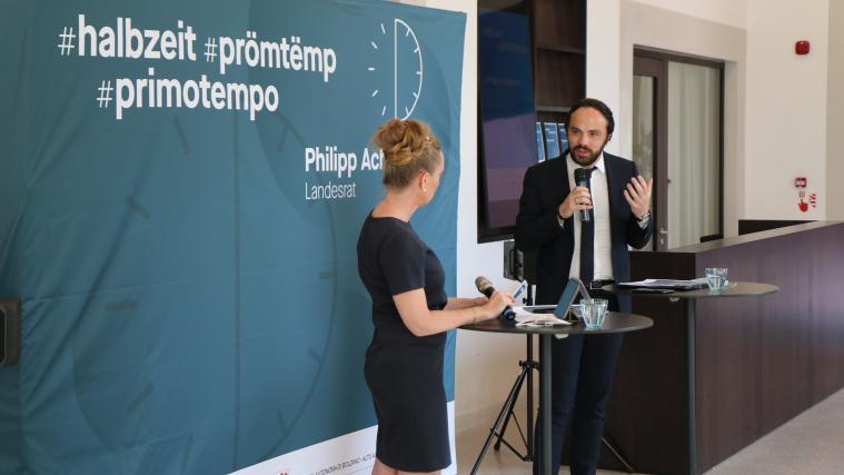 Landesrat Philipp Achammer bei der Pressekonferenz zur Halbzeit der Legislaturperiode in der Musikschule Brixen.