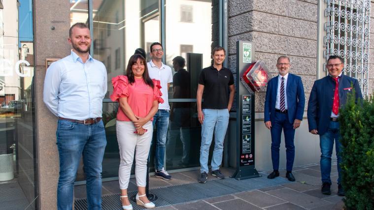Lukas Innerhofer (Abteilung Ausbildung WK), Monika Schivari (Präsidentin des IRK Komitee Bozen), Andrea Pavat (HSE Alperia), Luca Dellai (Verantwortlicher HSE Alperia) ,Mauro Marchi (Aufsichtsratsvorsitzender Alperia) ,Hannes Plank (Vorstandsmitglied WK) waren bei der Installation eines Defibrillators dabei.