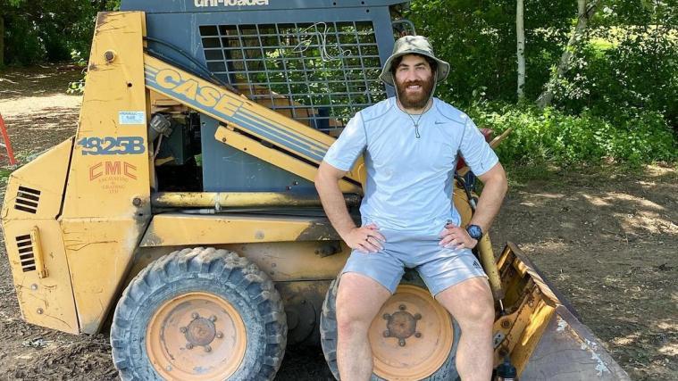 Mathew Maione sitzt auf einem Bobcat vor seinem Grundstück in Ontario.