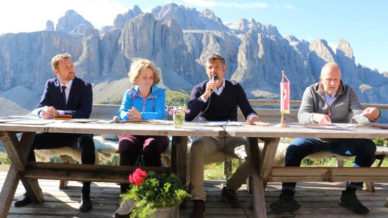 Mathias Stuflesser (von links), Edith Ploner, Landesrat Daniel Alfreider und Leander Moroder wollen gemeinsam für die Entwicklung der ladinischen Kultur weiterarbeiten.