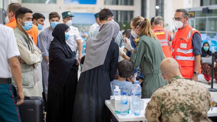 Menschen aus Afghanistan nach ihrer Flucht beim Coronatest in Usbekistan.