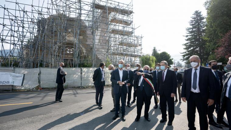 Ministerpräsident Mario Draghi und andere Vertreter aus Politik und Wirtschaft gedachten am Dienstag der Toten des Erdbebens in Amatrice.