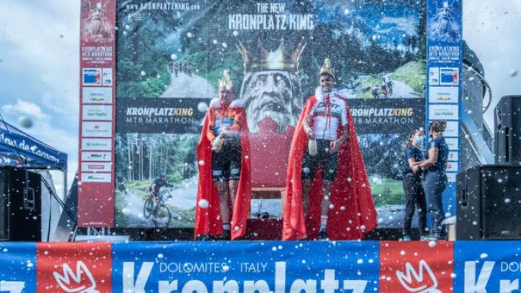 Mit Krone am Podium: Katazina Sosna (links) und Tiago Ferreira