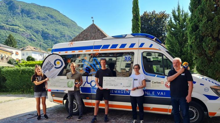 Scheckübergabe an die Verantwortlichen der Caritas Diözese Bozen-Brixen und dem Wünschewagen: Sara Burger, David Tomasi, Simon Klotzner, Agnes Innerhofer und Paolo Valente.