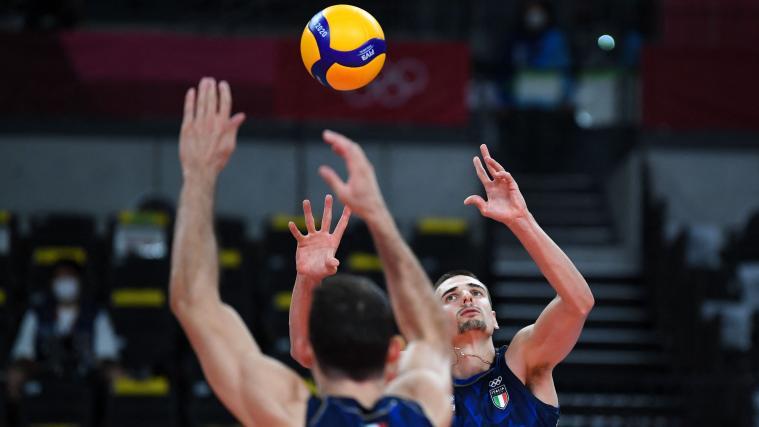Simone Giannelli (hinten) scheiterte mit Italien im Viertelfinale an Argentinien.