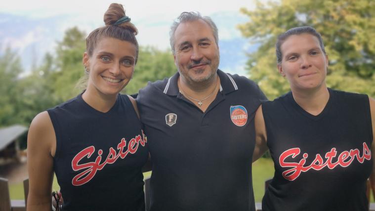 Sportchef Alessandro Grazioli (Mitte) mit den Neuzugängen Francesca Santarelli (links) und Marina Fumagalli (rechts).