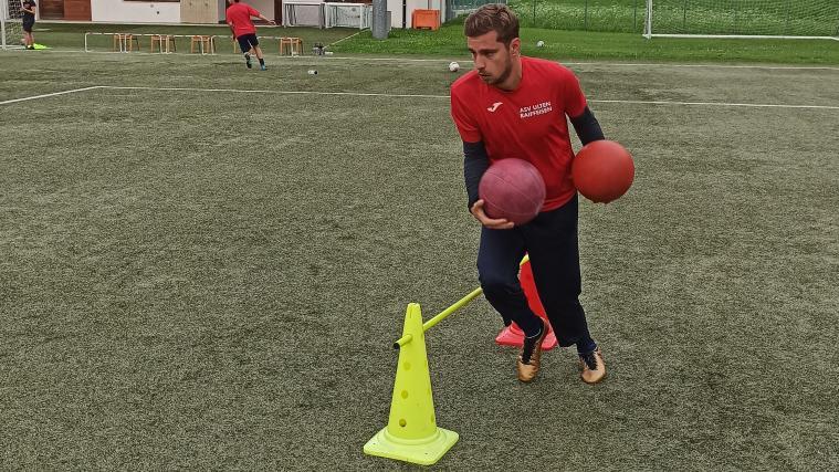 Stefano Avanzo beim Training in St. Walburg. Seit dem Sommer spielt der Torhüter beim FC Ulten.