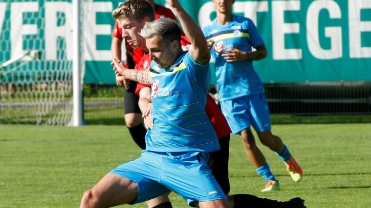 Stegens Julian Bacher (vorne) im Duell gegen seinen ehemaligen Mitspieler Simon Siller (St. Georgen).