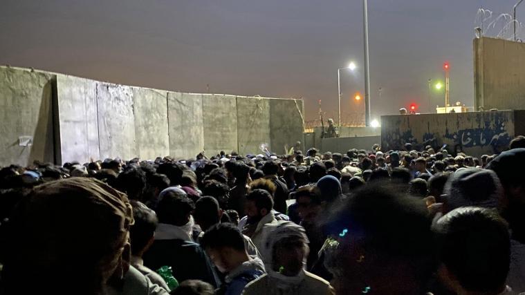 Tausende Menschen harren am Flughafen in Kabul aus.