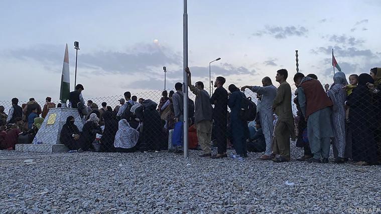 Tausende Menschen wollen Land nach Taliban-Machtübernahme verlassen.