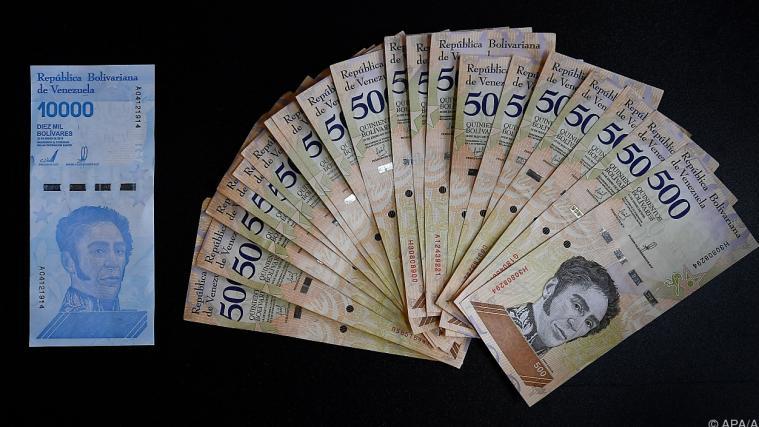 Venezolanische Bolivar-Banknoten im Jahr 2019. Damals war 10.000er neu.