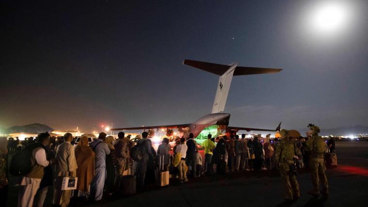 Verzweifelt versuchen viele Afghanen einen Platz in den Flugzeugen zu bekommen, die sich außer Landes bringen sollen.