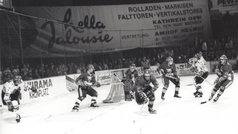 Volle Ränge beim Spitzenspiel EV Bruneck gegen HC Bozen im Rienzstadion 1981/82. Links der rot-weiße NHL-Star Ron Chipperfield, dann Brunecks Mike Busniuk, Reinhard Oberjakober, Franz Pramstaller, Martin Crepaz, Nori Prünster und Rick Bragnalo.