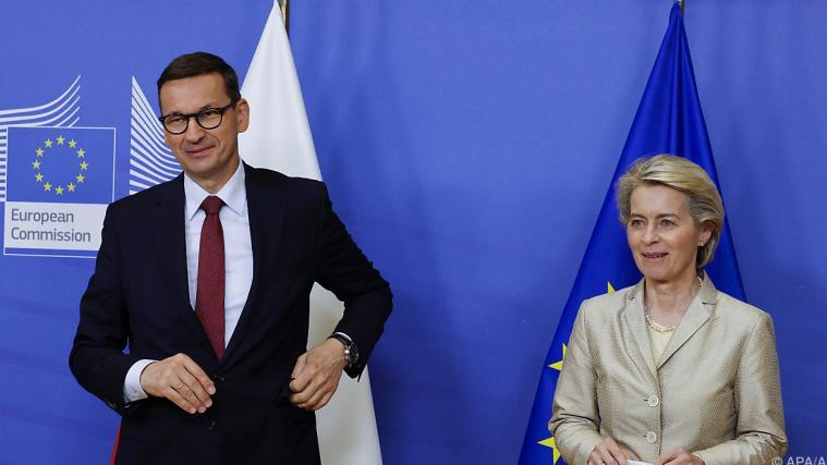 Warschau lenkt im Streit mit der EU ein: Premierminister Mateusz Morawiecki mit Kommissionspräsidentin Ursula von der Leyen.