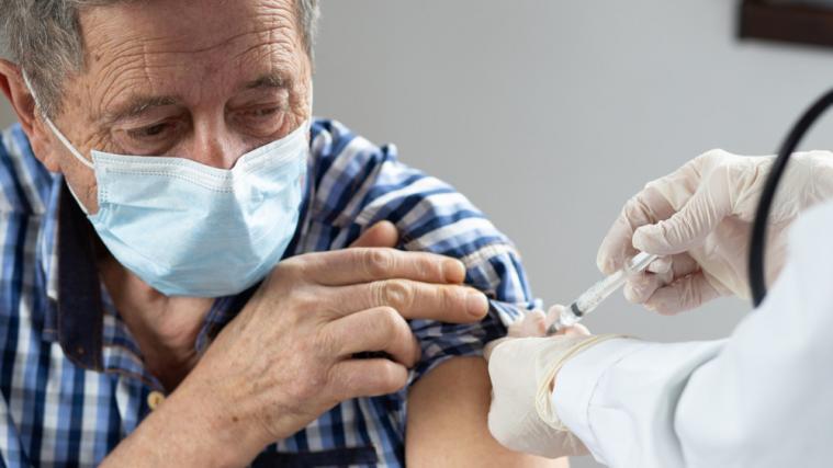 Wie lange hält der Impfschutz, vor allem bei älteren Menschen? Wird es Zeit für eine Auffrischung? Diese Fragen beschäftigen die Experten im Gesundheitswesen.