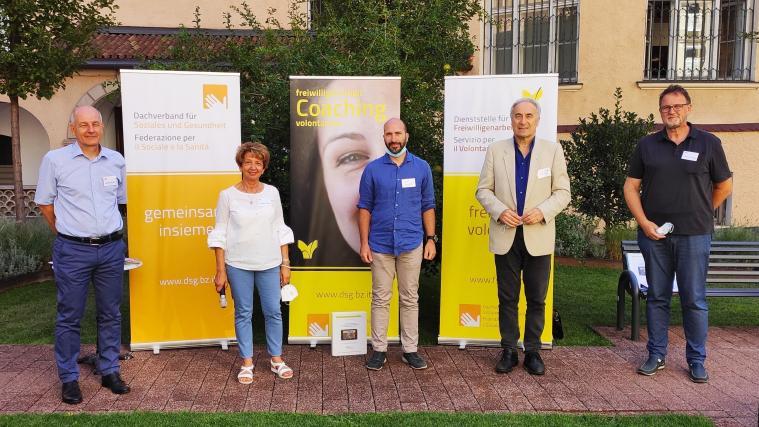 Wolfgang Obwexer (Präsident Dachverband für Soziales und Gesundheit), Simonetta Terzariol (Dienststelle Freiwilligenarbeit), Daniel Brusco (Verein Volontarius), Paolo Capraro (Dienstleistungszentrum für das Ehrenamt Belluno) und Georg Leimstädtner (Geschäftsführer Dachverband für Soziales und Gesundheit).