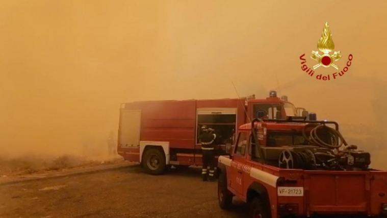 Zahlreiche Feuerwehren sind in Italien gegen die Flammen im Einsatz.