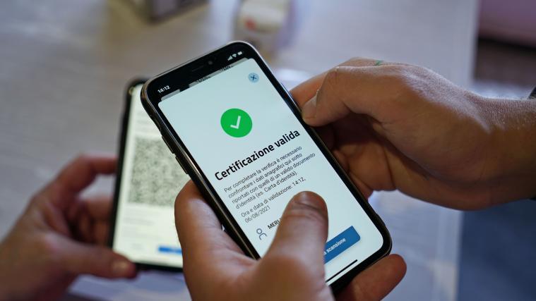 Die Entscheidung, ob bald alle Arbeitnehmer den Green Pass für den Job brauchen, fällt am Donnerstag in Rom.