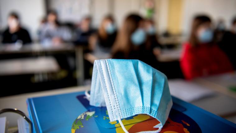 Die Maske muss mit! Das gilt auch für das jetzt beginnende Schuljahr.