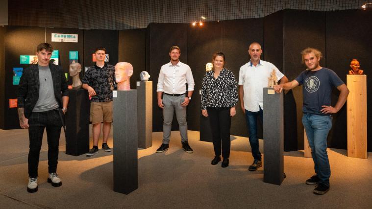 Die UNIKA 2021 wurde am Sonntag erfolgreich abgeschlossen. Im Bild von links: Rupert Elias Kreuzer, Patrick Obkircher, Lukas Mayr, Maria Teresa Mussner (Direktorin-Kunstgymnasium Cademia und Landesberufsschule), Norbert Insam (Lehrer der Landesberufsschule für das Kunsthandwerk) und Florian Tschurtschenthaler