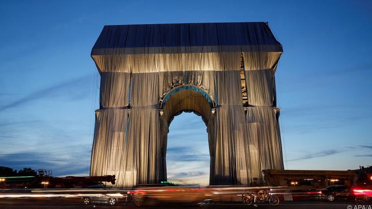 Wie ein monumentales Geschenk: Der verhüllte Triumphbogen in Paris.