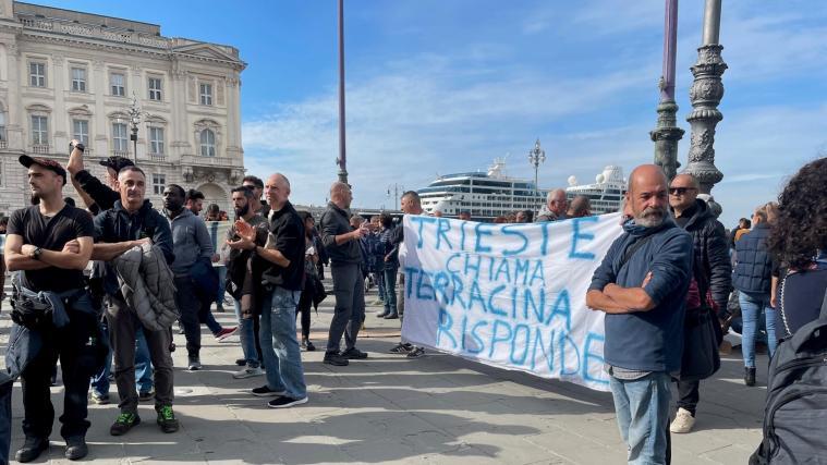 Auf der Piazza dell'Unitá in Triest versammelten sich laut italienischen Medienberichten auch am Dienstagvormittag wieder zahlreiche Menschen.