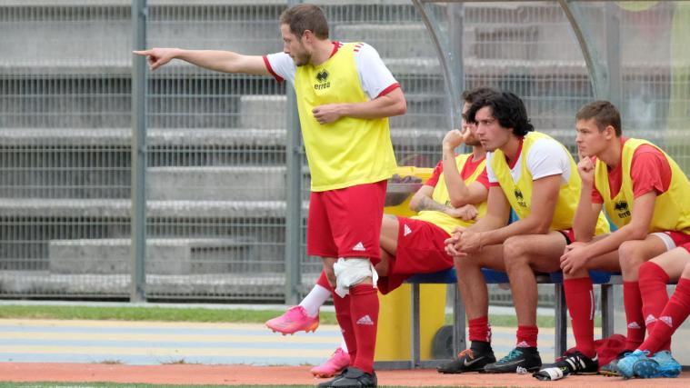 Das nennt man Einsatz: Manuel Sullmann coachte seine Albeinser vor zwei Wochen nach seinem Kreuzbandriss weiter emsig von der Bank aus.