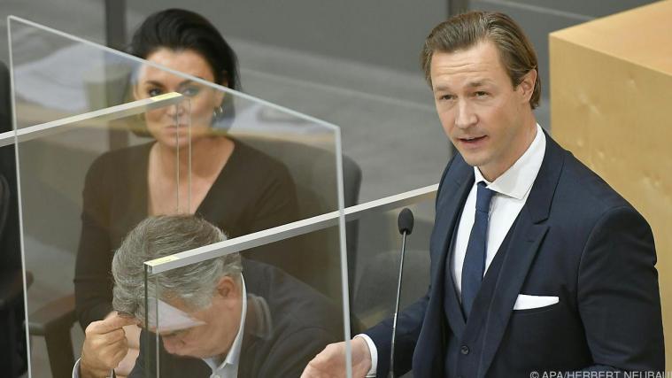 Der Finanzminister spricht zum Budget.