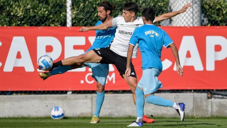 Emanuele Zuelli (in der Mitte) beim Trainingsspiel mit Juventus gegen Chieri.